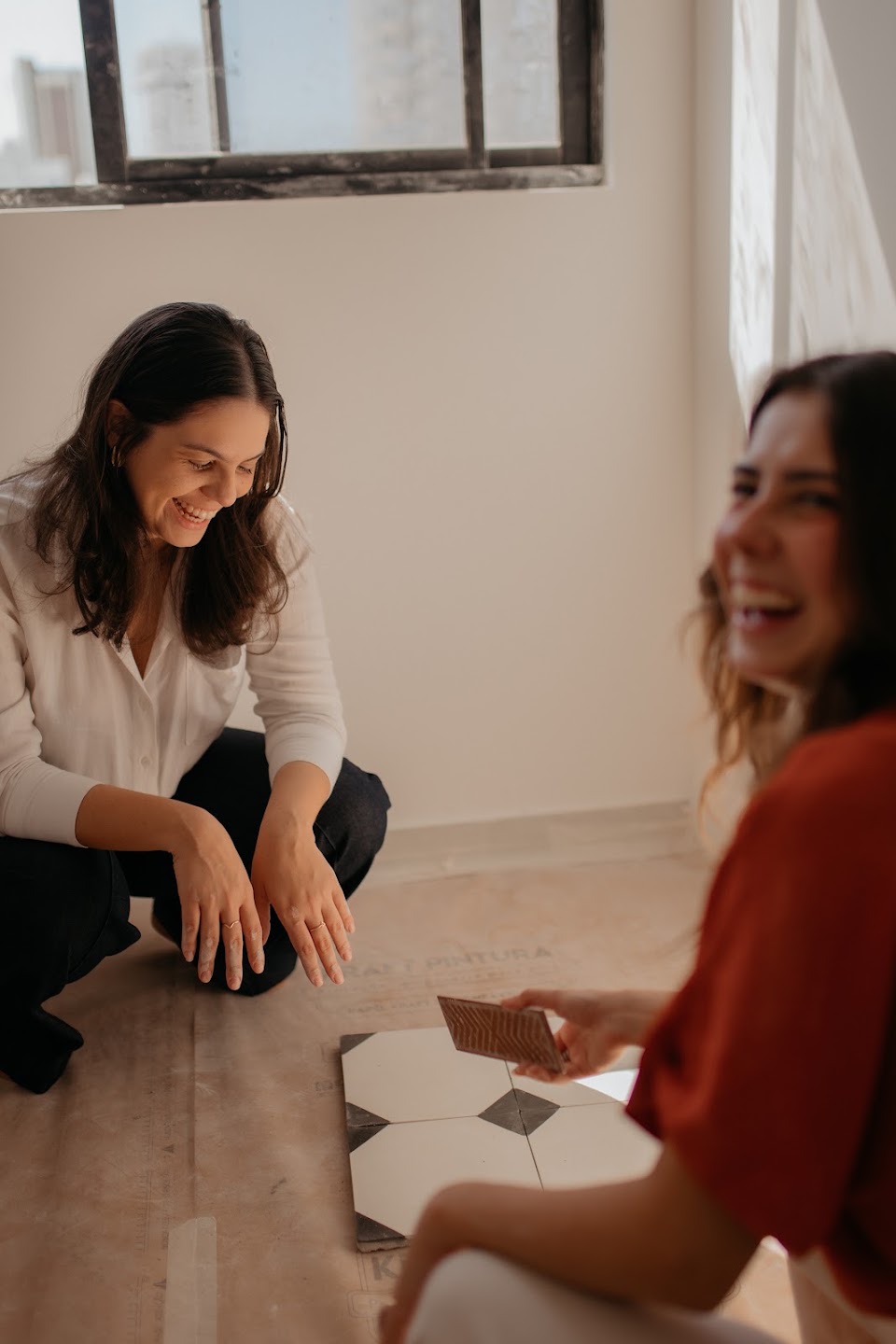 As fundadoras do Estúdio Lia trabalhando juntas