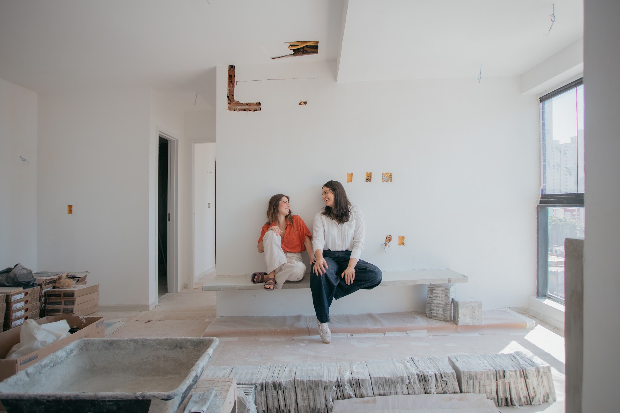 Maria Amélia e Mariana em uma obra